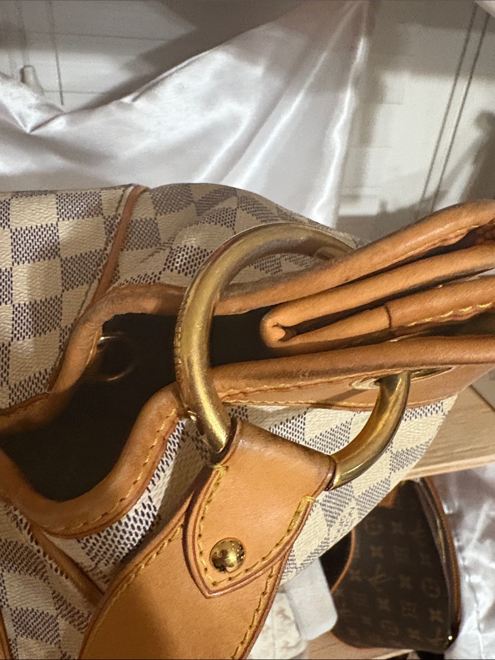 Louis Vuitton Galleria GM - Picture 10 of 16
